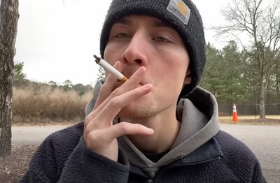 Лечение зависимости от табакокурения в Нязепетровске Мужчина с сигаретой делает затяжку